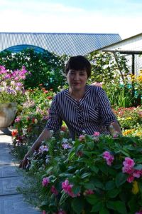 Фануза Салахова в своем саду выращивает более 70-ти сортов цветов