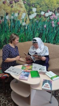 Представители старшего поколения Новой Амзи знакомятся с новинками литературы дома