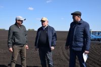 Глава Нурлатского района ознакомился с ходом посевных работ на полях района