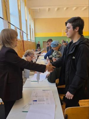 Молодой житель Нурлата впервые принял участие в выборах