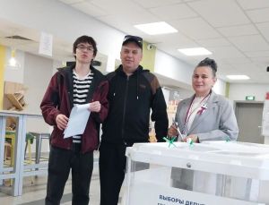 На участке в КДЦ «Грани» голосуют семьями и целыми поколениями