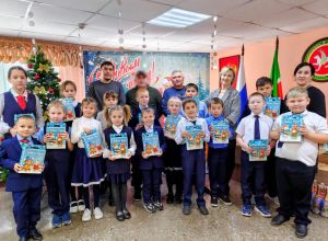 Участники СВО и «Боевое братство» устроили новогодний праздник для воспитанников нурлатской школы-интерната