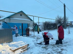 «Снежный десант» в действии: молодёжь помогает нурлатским пенсионерам