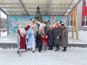 «Праздник к нам приходит»: в сквере «Музыкальный» прошла новогодняя программа от школы искусств «Сэлэт»