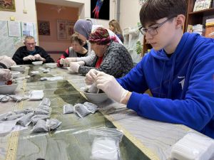 Чай для героев: школьники и ветераны Нурлата собрали душевные подарки для бойцов