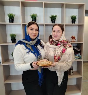 «Скородум» накрывает на стол: в «Мирасе» встречают третий день Масленицы с блинами и чаем