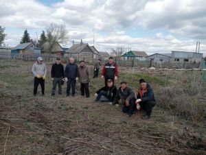 Жители Верхнего Нурлата привели в порядок кладбище во время субботника