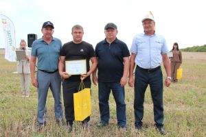 В Нурлатском районе наградили передовых комбайнеров «Нурлат сэте»