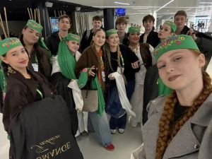 Двойняшки из Нурлата Карина и Зарина Заборины выступили на Международном фестивале молодежи