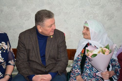 Глава Нурлатского района поздравил ветерана труда с 95-летием