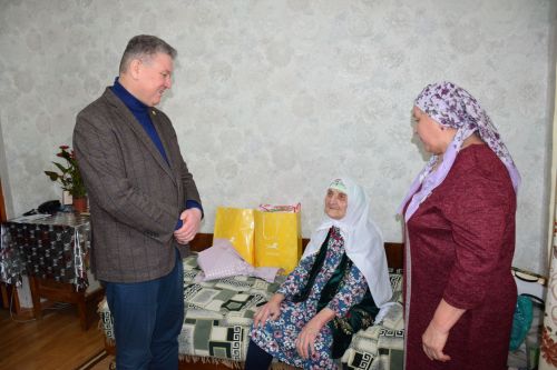 Глава Нурлатского района поздравил ветерана труда с 95-летием