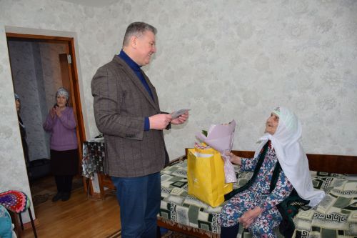 Глава Нурлатского района поздравил ветерана труда с 95-летием