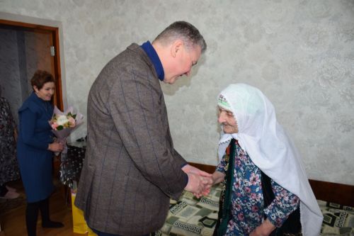 Глава Нурлатского района поздравил ветерана труда с 95-летием
