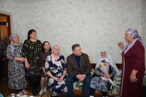 Глава Нурлатского района поздравил ветерана труда с 95-летием