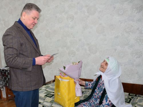 Глава Нурлатского района поздравил ветерана труда с 95-летием