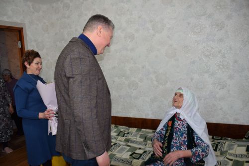 Глава Нурлатского района поздравил ветерана труда с 95-летием