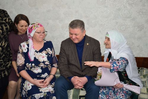 Глава Нурлатского района поздравил ветерана труда с 95-летием