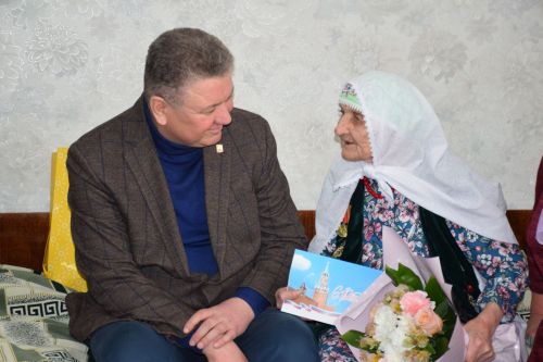 Глава Нурлатского района поздравил ветерана труда с 95-летием
