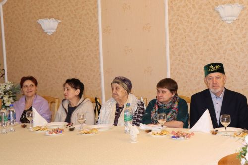 Глава Нурлатского района встретился с представителями старшего поколения
