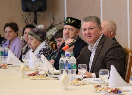 Глава Нурлатского района встретился с представителями старшего поколения