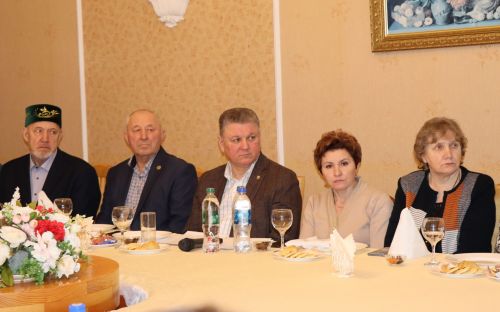 Глава Нурлатского района встретился с представителями старшего поколения