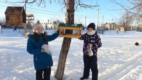 Юные нурлатцы открыли птичью столовую