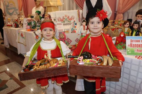 Нурлатцы большим праздничным концертом дали старт Году национальных культур и традиций