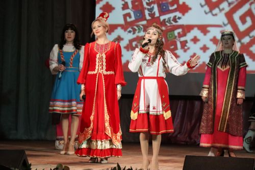 Нурлатцы большим праздничным концертом дали старт Году национальных культур и традиций