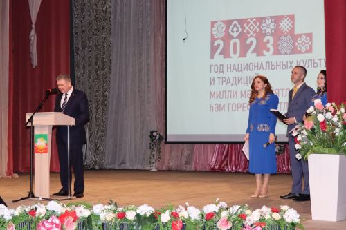 Нурлатцы большим праздничным концертом дали старт Году национальных культур и традиций