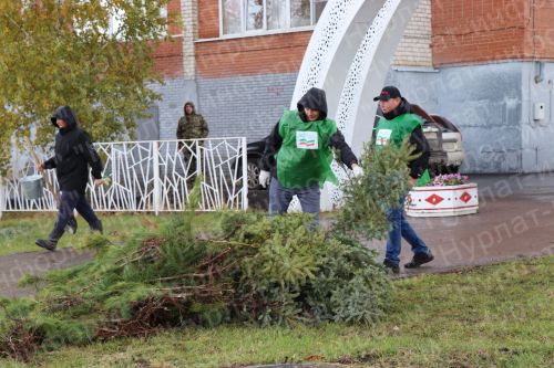 Нурлатцы деревья сажали вместе с министром