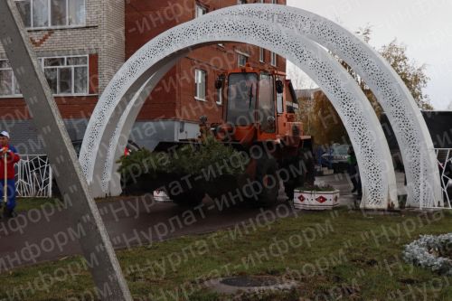 Нурлатцы деревья сажали вместе с министром