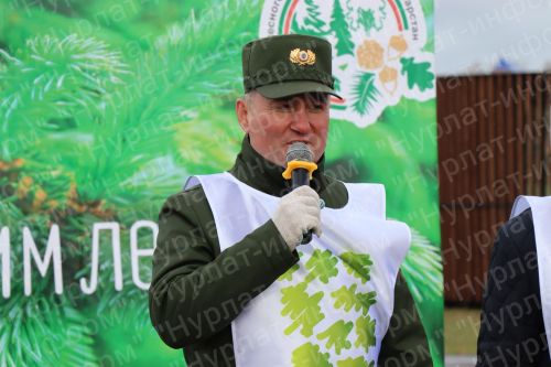 Нурлатцы деревья сажали вместе с министром