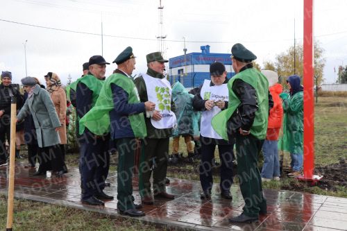 Нурлатцы деревья сажали вместе с министром