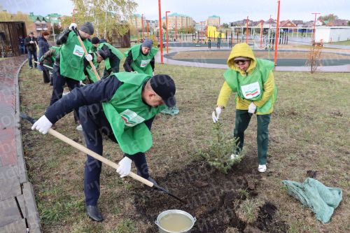 Нурлатцы деревья сажали вместе с министром