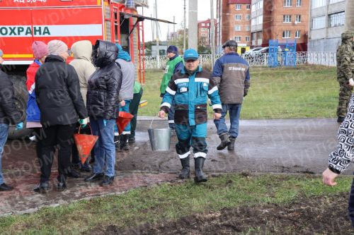 Нурлатцы деревья сажали вместе с министром