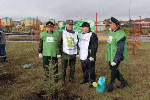 Нурлатцы деревья сажали вместе с министром