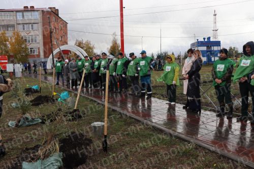 Нурлатцы деревья сажали вместе с министром