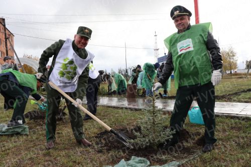 Нурлатцы деревья сажали вместе с министром