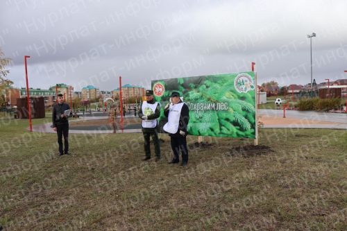 Нурлатцы деревья сажали вместе с министром