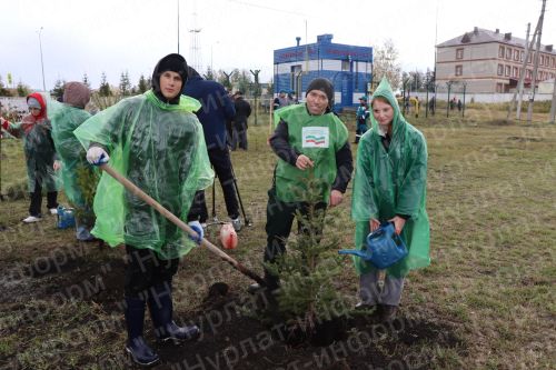 Нурлатцы деревья сажали вместе с министром