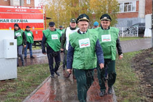 Нурлатцы деревья сажали вместе с министром
