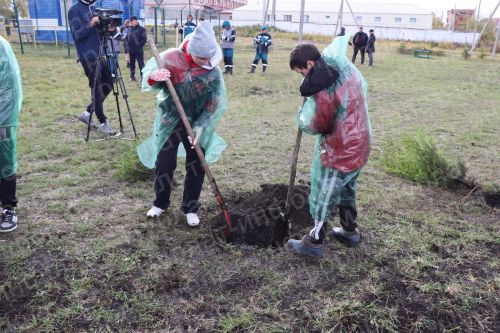 Нурлатцы деревья сажали вместе с министром
