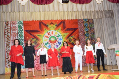 Нурлатский Дом дружбы народов объединил несколько поколений молодежи на фестивале комсомольской песни