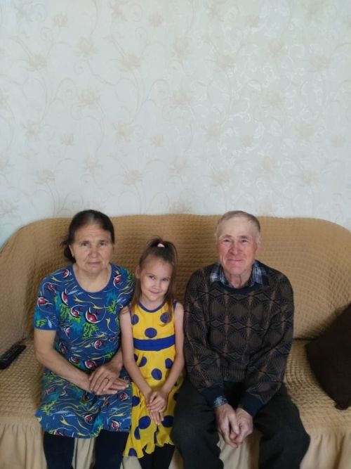Учащиеся школы №2 поздравили старшее поколение с Днем пожилого человека