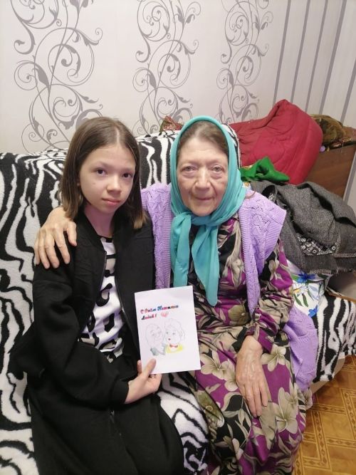 Учащиеся школы №2 поздравили старшее поколение с Днем пожилого человека