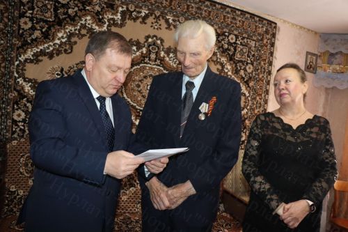 В Нурлате Дамир Ишкинеев поздравил труженика тыла с 95-летием