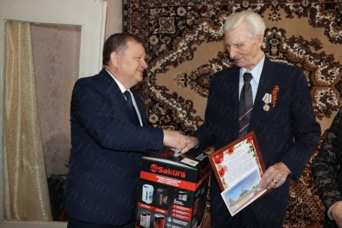В Нурлате Дамир Ишкинеев поздравил труженика тыла с 95-летием