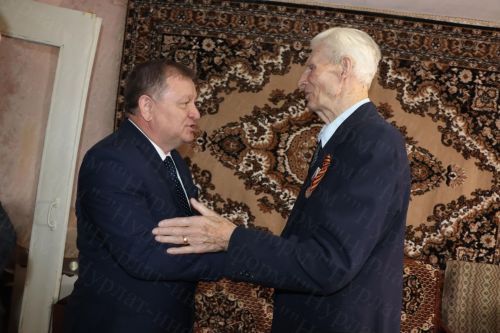 В Нурлате Дамир Ишкинеев поздравил труженика тыла с 95-летием