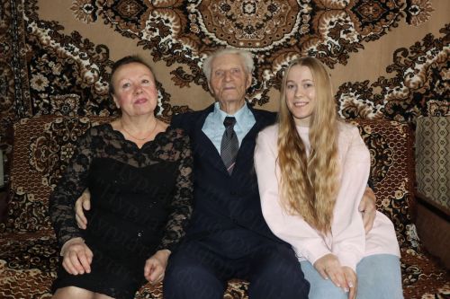В Нурлате Дамир Ишкинеев поздравил труженика тыла с 95-летием