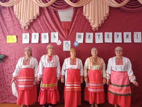 В Вишнево-Полянском сельском клубе поздравили мам праздничным концертом